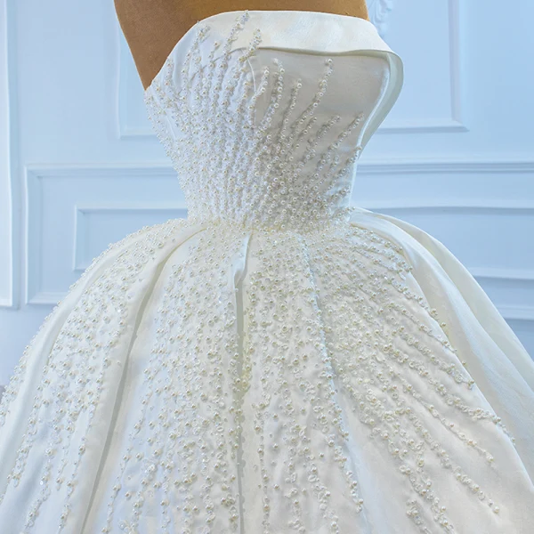 Luxe Blanche Satin La Mariée Robe De Mariée 2020 Robe Boule Bustier Sans Manches Dos Nu Fait main Perlage Perle Chapel Train Volants