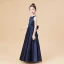 Simple Bleu Marine Satin Robe Ceremonie Fille 2020 Princesse Encolure Dégagée Sans Manches Noeud Ceinture Longue Volants