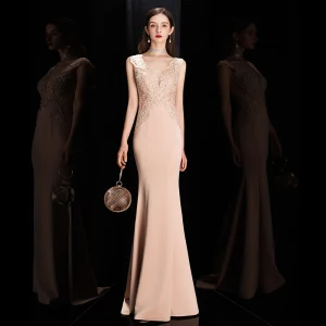 Élégant Beige Robe De Soirée 2020 Trompette Sirène Transparentes Col V Profond Sans Manches Appliques En Dentelle Train De Balayage Volants Robe De Ceremonie