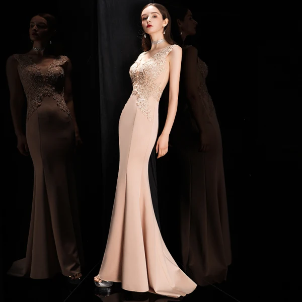 Élégant Beige Robe De Soirée 2020 Trompette / Sirène Transparentes Col v profond Sans Manches Appliques En Dentelle Train De Balayage Volants Robe De Ceremonie