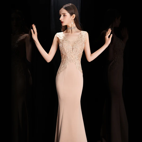 Élégant Beige Robe De Soirée 2020 Trompette / Sirène Transparentes Col v profond Sans Manches Appliques En Dentelle Train De Balayage Volants Robe De Ceremonie