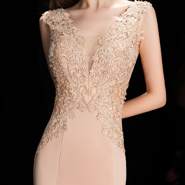 Élégant Beige Robe De Soirée 2020 Trompette / Sirène Transparentes Col v profond Sans Manches Appliques En Dentelle Train De Balayage Volants Robe De Ceremonie