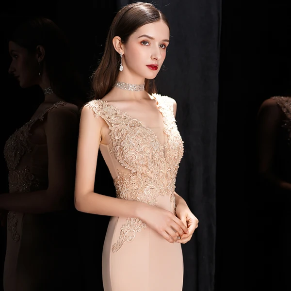 Élégant Beige Robe De Soirée 2020 Trompette / Sirène Transparentes Col v profond Sans Manches Appliques En Dentelle Train De Balayage Volants Robe De Ceremonie