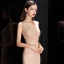 Élégant Beige Robe De Soirée 2020 Trompette / Sirène Transparentes Col v profond Sans Manches Appliques En Dentelle Train De Balayage Volants Robe De Ceremonie