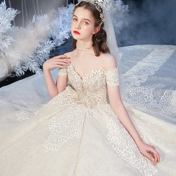 Bäst Champagne Brud Bröllopsklänningar 2020 Balklänning Av Axeln Korta ärm Halterneck Glittriga / Glitter Tyll Appliqués Spets Beading Cathedral Train Ruffle