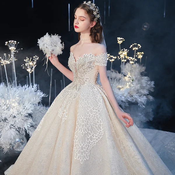 Bäst Champagne Brud Bröllopsklänningar 2020 Balklänning Av Axeln Korta ärm Halterneck Glittriga / Glitter Tyll Appliqués Spets Beading Cathedral Train Ruffle