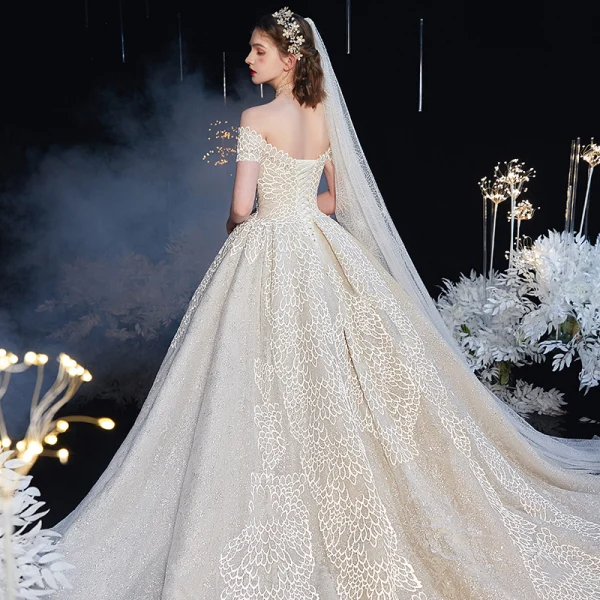 Bäst Champagne Brud Bröllopsklänningar 2020 Balklänning Av Axeln Korta ärm Halterneck Glittriga / Glitter Tyll Appliqués Spets Beading Cathedral Train Ruffle