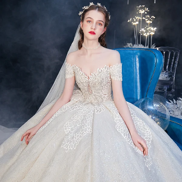Bäst Champagne Brud Bröllopsklänningar 2020 Balklänning Av Axeln Korta ärm Halterneck Glittriga / Glitter Tyll Appliqués Spets Beading Cathedral Train Ruffle