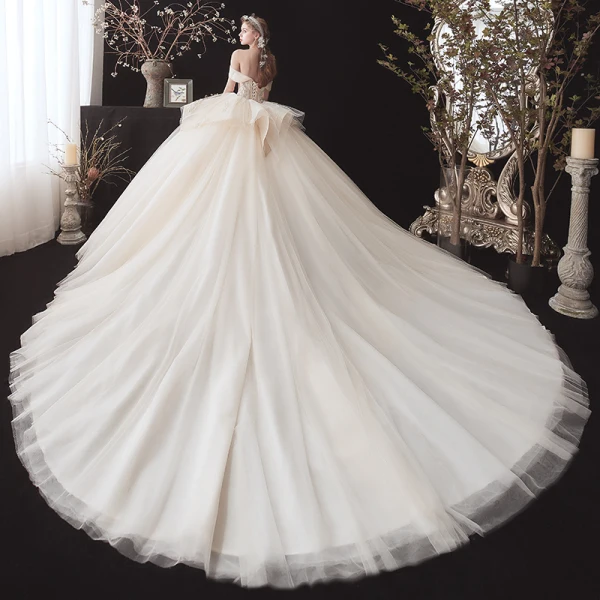 Chic / Belle Champagne La Mariée Robe De Mariée 2020 Robe Boule De l'épaule Manches Courtes Dos Nu Appliques En Dentelle Perlage Cathedral Train Volants