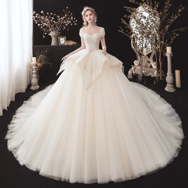 Chic / Belle Champagne La Mariée Robe De Mariée 2020 Robe Boule De l'épaule Manches Courtes Dos Nu Appliques En Dentelle Perlage Cathedral Train Volants