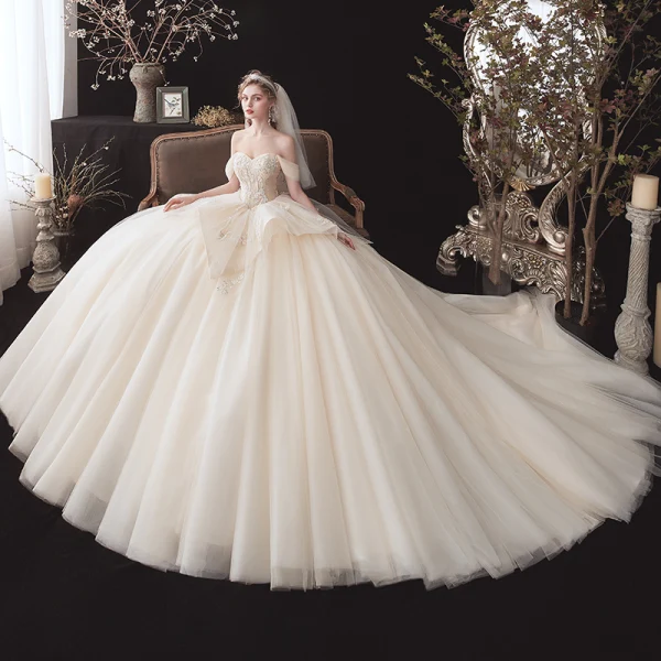 Chic / Belle Champagne La Mariée Robe De Mariée 2020 Robe Boule De l'épaule Manches Courtes Dos Nu Appliques En Dentelle Perlage Cathedral Train Volants