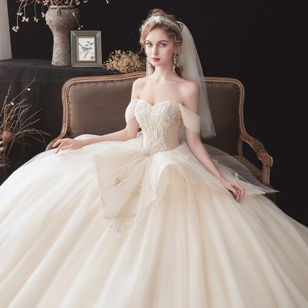 Chic / Belle Champagne La Mariée Robe De Mariée 2020 Robe Boule De l'épaule Manches Courtes Dos Nu Appliques En Dentelle Perlage Cathedral Train Volants