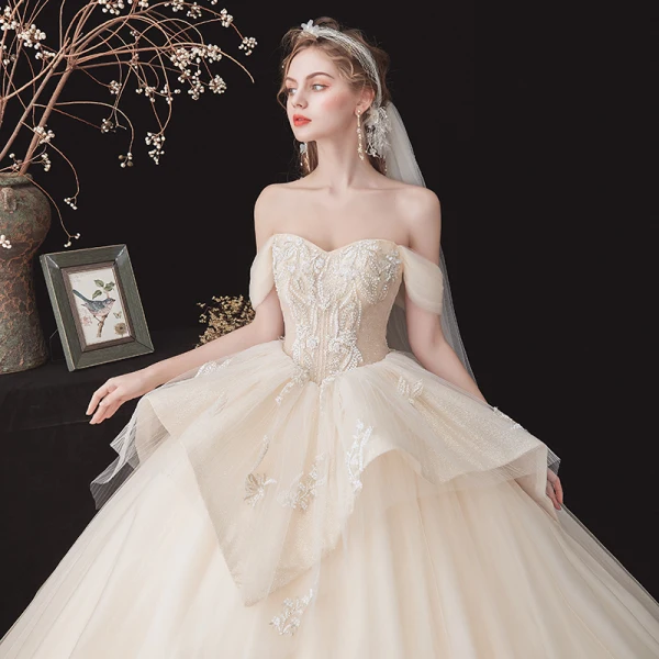 Chic / Belle Champagne La Mariée Robe De Mariée 2020 Robe Boule De l'épaule Manches Courtes Dos Nu Appliques En Dentelle Perlage Cathedral Train Volants