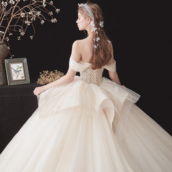 Chic / Belle Champagne La Mariée Robe De Mariée 2020 Robe Boule De l'épaule Manches Courtes Dos Nu Appliques En Dentelle Perlage Cathedral Train Volants