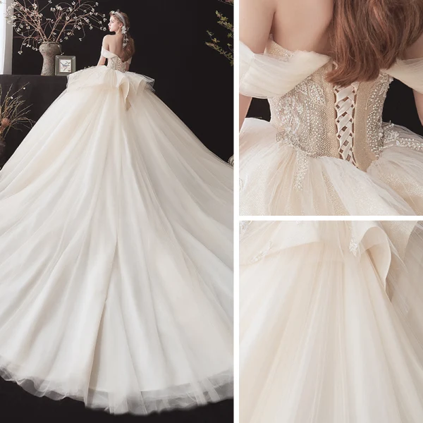 Chic / Belle Champagne La Mariée Robe De Mariée 2020 Robe Boule De l'épaule Manches Courtes Dos Nu Appliques En Dentelle Perlage Cathedral Train Volants