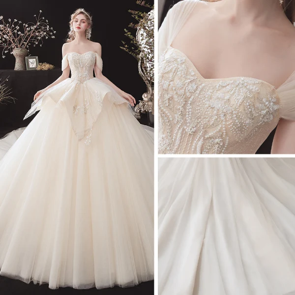 Chic / Belle Champagne La Mariée Robe De Mariée 2020 Robe Boule De l'épaule Manches Courtes Dos Nu Appliques En Dentelle Perlage Cathedral Train Volants
