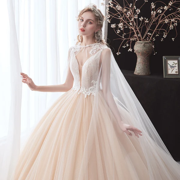Romantisch Champagner Hochzeits Brautkleider / Hochzeitskleider Mit Schal 2020 Ballkleid Tiefer V-Ausschnitt Ärmellos Rückenfreies Glanz Tülle Applikationen Perlenstickerei Watteau-falte Rüschen