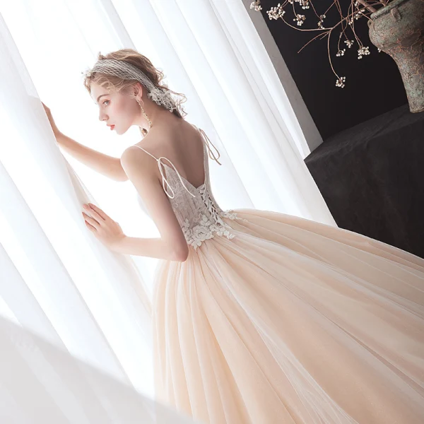 Romantisch Champagner Hochzeits Brautkleider / Hochzeitskleider Mit Schal 2020 Ballkleid Tiefer V-Ausschnitt Ärmellos Rückenfreies Glanz Tülle Applikationen Perlenstickerei Watteau-falte Rüschen