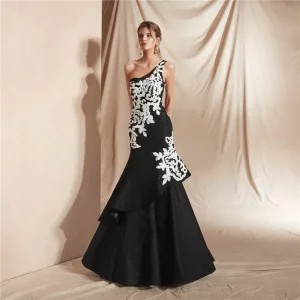 Chic Belle Noire Dentelle Robe De Soirée 2020 Trompette Sirène Une Épaule Sans Manches Appliques En Dentelle Perlage Longue Volants Dos Nu Robe De Ceremonie
