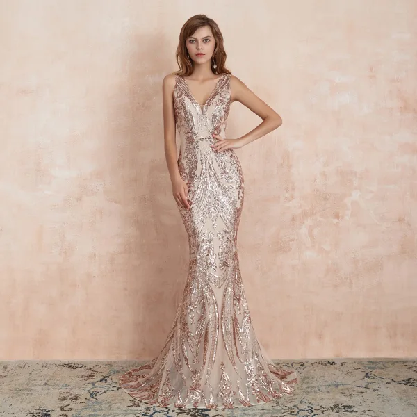 Elegante Champagner Pailletten Abendkleider 2020 Meerjungfrau Tiefer V-Ausschnitt Ärmellos Sweep / Pinsel Zug Rüschen Rückenfreies Festliche Kleider