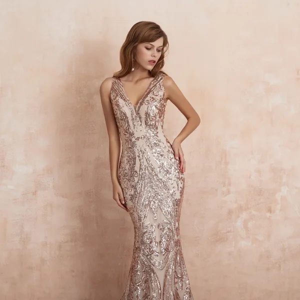 Elegante Champagner Pailletten Abendkleider 2020 Meerjungfrau Tiefer V-Ausschnitt Ärmellos Sweep / Pinsel Zug Rüschen Rückenfreies Festliche Kleider