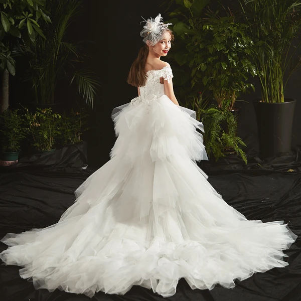 Hohes Niedriges Weiß Geburtstag Blumenmädchenkleider 2020 Ballkleid Off Shoulder Kurze Ärmel Rückenfreies Applikationen Blumen Perlenstickerei Asymmetrisch Fallende Rüsche