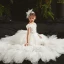 Hohes Niedriges Weiß Geburtstag Blumenmädchenkleider 2020 Ballkleid Off Shoulder Kurze Ärmel Rückenfreies Applikationen Blumen Perlenstickerei Asymmetrisch Fallende Rüsche