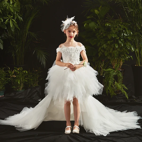 Hohes Niedriges Weiß Geburtstag Blumenmädchenkleider 2020 Ballkleid Off Shoulder Kurze Ärmel Rückenfreies Applikationen Blumen Perlenstickerei Asymmetrisch Fallende Rüsche