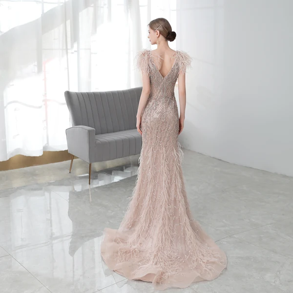 Luxe Champagne Tapis rouge Robe De Soirée 2020 Trompette / Sirène Col v profond Sans Manches Plumes Perlage Train De Balayage Volants Dos Nu Robe De Ceremonie