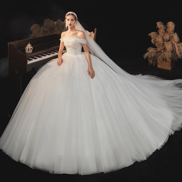 Simple Ivoire La Mariée Robe De Mariée 2020 Robe Boule Bustier Manches Courtes Dos Nu Chapel Train Volants