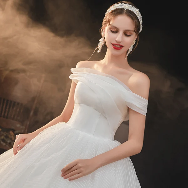 Simple Ivoire La Mariée Robe De Mariée 2020 Robe Boule Bustier Manches Courtes Dos Nu Chapel Train Volants