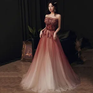 Elegante Burgunderrot Farbverlauf Ballkleider 2020 A Linie Bandeau Ärmellos Perlenstickerei Sweep Pinsel Zug Rüschen Rückenfreies Festliche Kleider