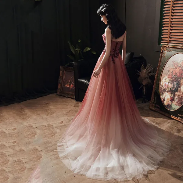 Elegante Burgunderrot Farbverlauf Ballkleider 2020 A Linie Bandeau Ärmellos Perlenstickerei Sweep / Pinsel Zug Rüschen Rückenfreies Festliche Kleider