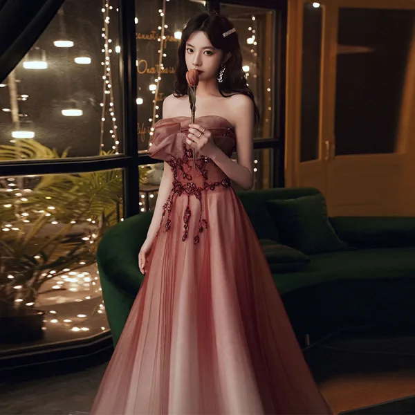 Elegante Burgunderrot Farbverlauf Ballkleider 2020 A Linie Bandeau Ärmellos Perlenstickerei Sweep / Pinsel Zug Rüschen Rückenfreies Festliche Kleider