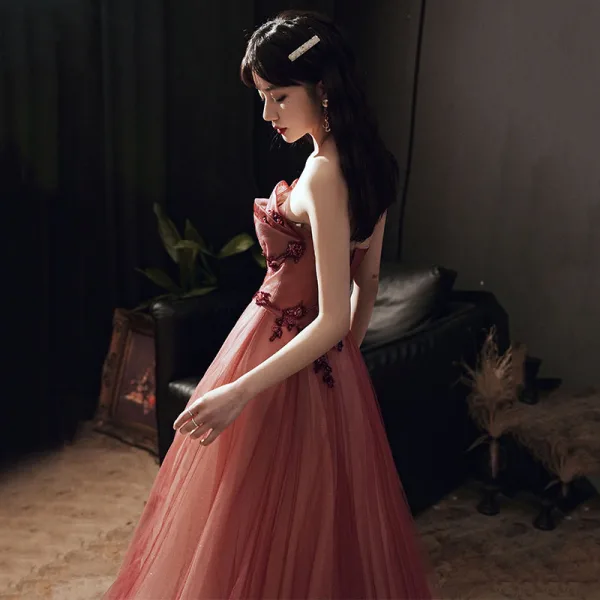 Elegante Burgunderrot Farbverlauf Ballkleider 2020 A Linie Bandeau Ärmellos Perlenstickerei Sweep / Pinsel Zug Rüschen Rückenfreies Festliche Kleider