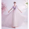 Snygga / Fina Lavendel Balklänningar 2021 Prinsessa Genomskinliga Djup v-hals Ärmlös Appliqués Spets Beading Svep Tåg Ruffle Halterneck Formella Klänningar