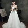 Fantastiske / Unike Elfenben Bryllups Brudekjoler 2021 Prinsesse Kjæreste Uten Ermer Ryggløse Appliques Blomst Beading Feie Tog Buste
