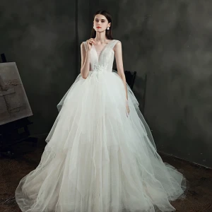 Ivoire Jardin Extérieur Légère Robe De Mariée 2021 Robe Boule Transparentes Col V Profond Sans Manches Dos Nu Appliques Fleur Perlage Train De Balayage
