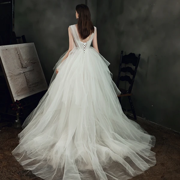 Ivoire Jardin / Extérieur Légère Robe De Mariée 2021 Robe Boule Transparentes Col v profond Sans Manches Dos Nu Appliques Fleur Perlage Train De Balayage