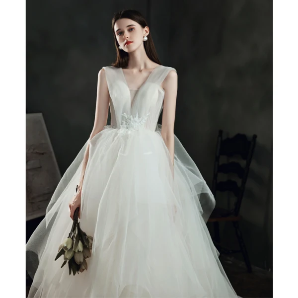Ivoire Jardin / Extérieur Légère Robe De Mariée 2021 Robe Boule Transparentes Col v profond Sans Manches Dos Nu Appliques Fleur Perlage Train De Balayage