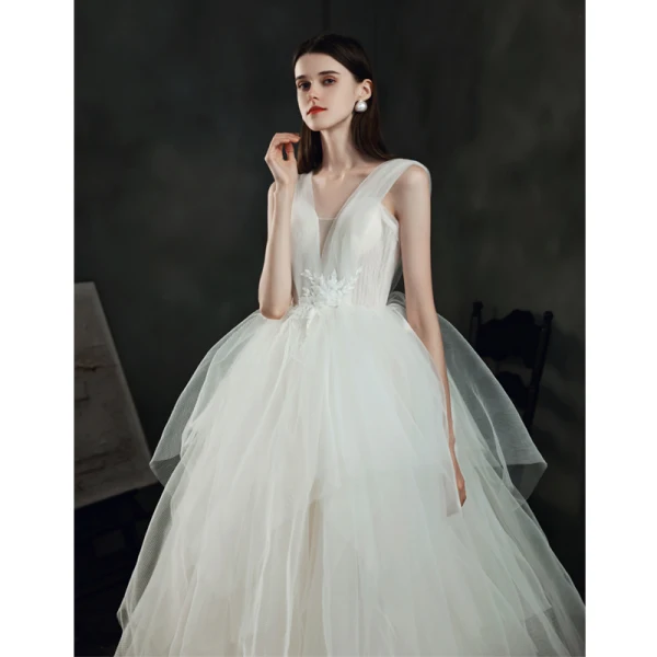 Ivoire Jardin / Extérieur Légère Robe De Mariée 2021 Robe Boule Transparentes Col v profond Sans Manches Dos Nu Appliques Fleur Perlage Train De Balayage