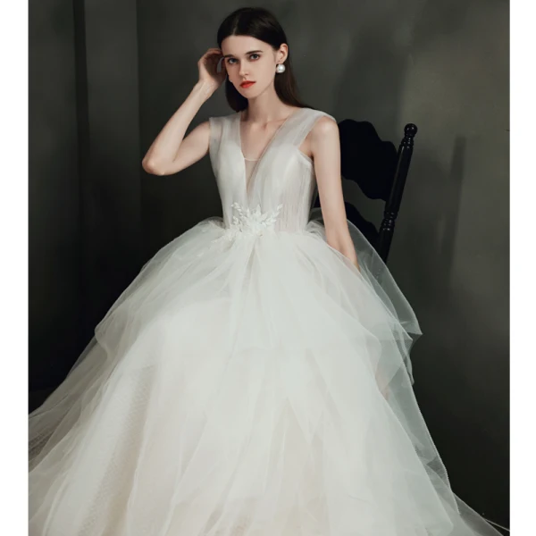 Ivoire Jardin / Extérieur Légère Robe De Mariée 2021 Robe Boule Transparentes Col v profond Sans Manches Dos Nu Appliques Fleur Perlage Train De Balayage
