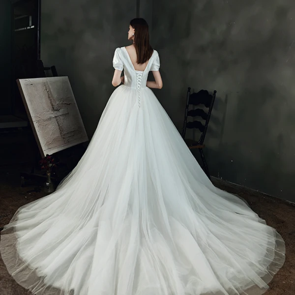 Abordable Ivoire Satin La Mariée Robe De Mariée 2021 Princesse Col v profond Gonflée Manches Courtes Dos Nu Chapel Train Volants