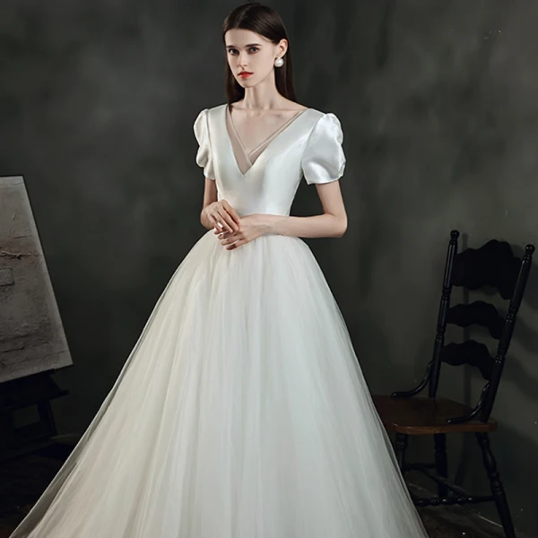 Abordable Ivoire Satin La Mariée Robe De Mariée 2021 Princesse Col v profond Gonflée Manches Courtes Dos Nu Chapel Train Volants