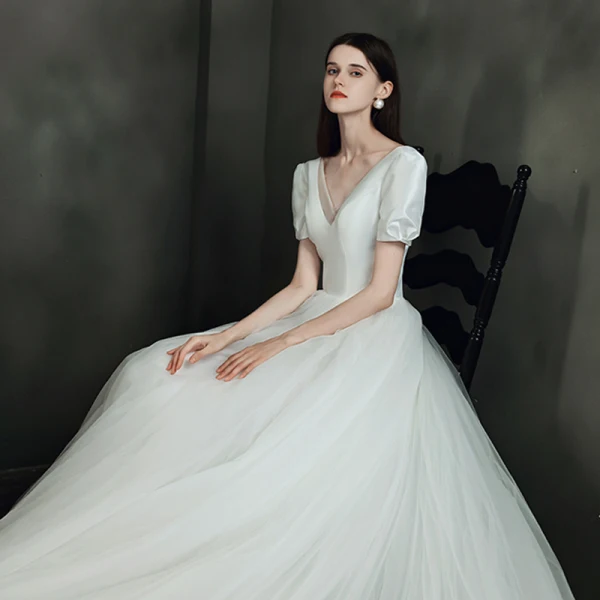 Abordable Ivoire Satin La Mariée Robe De Mariée 2021 Princesse Col v profond Gonflée Manches Courtes Dos Nu Chapel Train Volants