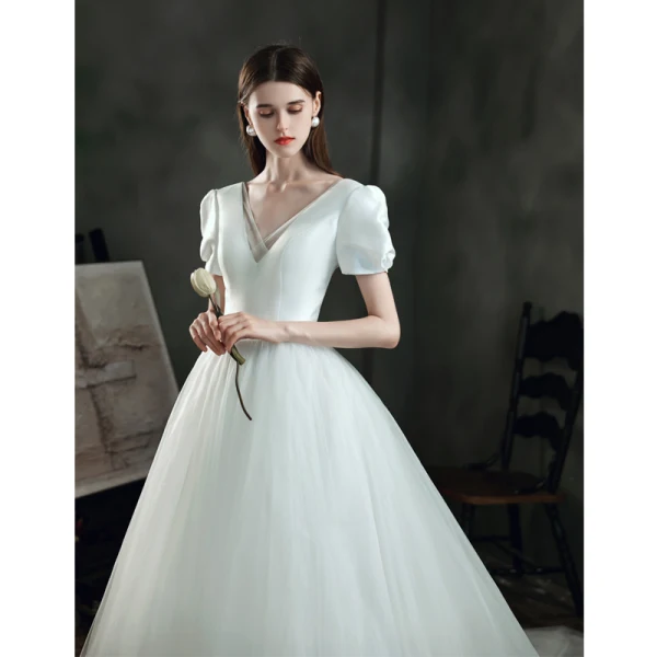 Abordable Ivoire Satin La Mariée Robe De Mariée 2021 Princesse Col v profond Gonflée Manches Courtes Dos Nu Chapel Train Volants