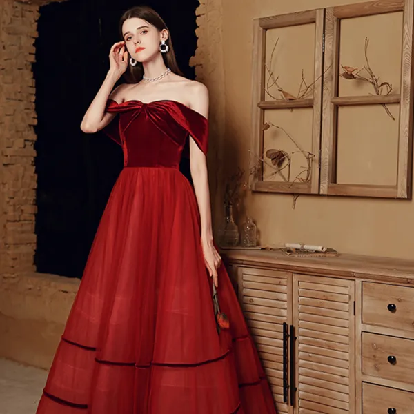 Modest / Simple Red Velour Dancing Prom Dresses 2021 A-Line / Princess Off-The-Shoulder Short Sleeve Floor-Length / Long Ruffle Backless Formal Dresses