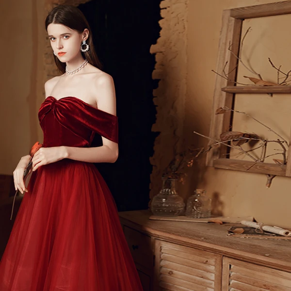 Modest / Simple Red Velour Dancing Prom Dresses 2021 A-Line / Princess Off-The-Shoulder Short Sleeve Floor-Length / Long Ruffle Backless Formal Dresses