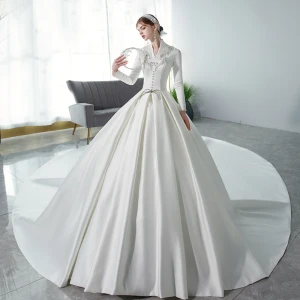 Prisvärd Muslimsk Elfenben Satin Vinter Brud Bröllopsklänningar 2021 Balklänning V Hals Långärmad Appliqués Spets Beading Pärla Cathedral Train Ruffle