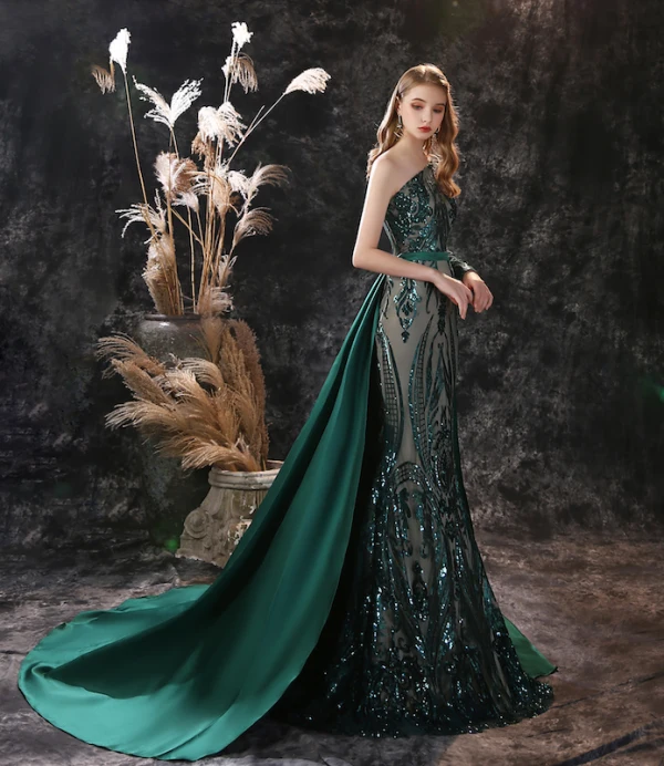 Scintillantes Vert Foncé Satin Tapis rouge Robe De Soirée 2021 Trompette / Sirène Une épaule Manches Longues Ceinture Paillettes Tribunal Train Volants Dos Nu Robe De Ceremonie